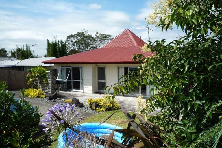 Photo of property in 71 Kemp Road, Massey, Auckland, 0614