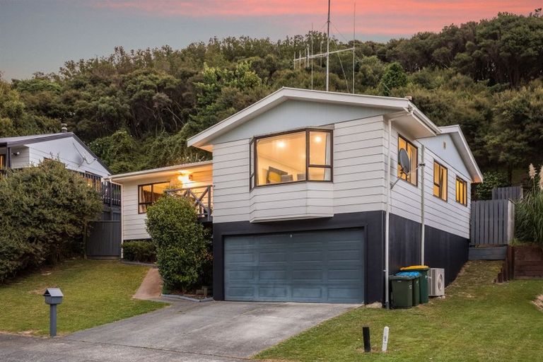 Photo of property in 62 Albatross Close, Whitby, Porirua, 5024