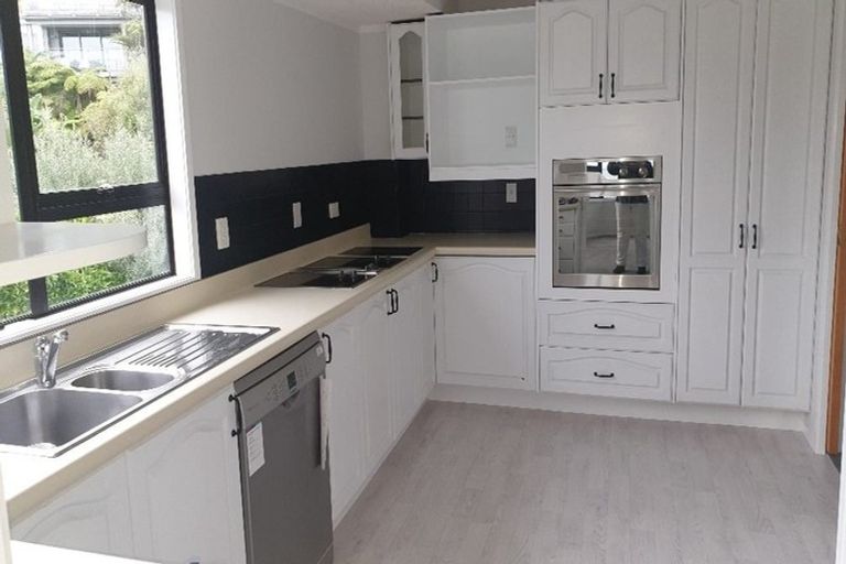 Photo of property in 2/30 Manly Esplanade, Browns Bay, Auckland, 0630