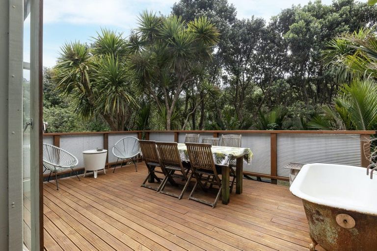 Photo of property in 33 Glenesk Road, Piha, New Lynn, 0772