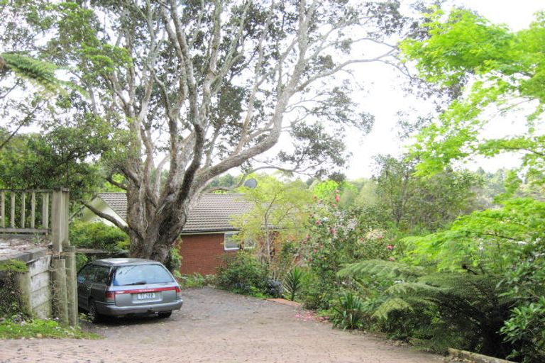 Photo of property in 21 Raroa Terrace, Waiatarua, Auckland, 0604