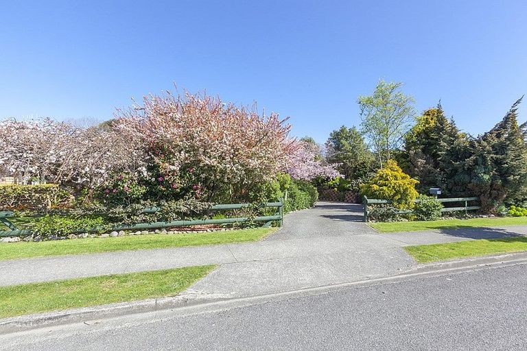 Photo of property in 42 Guildford Drive, Paraparaumu, 5032