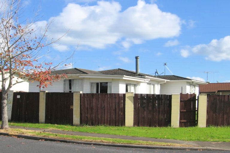 Photo of property in 66 Sikkim Crescent, Clover Park, Auckland, 2019
