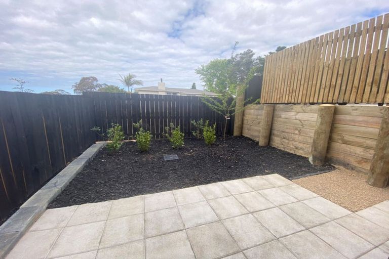 Photo of property in 3/8 Chivalry Road, Glenfield, Auckland, 0629