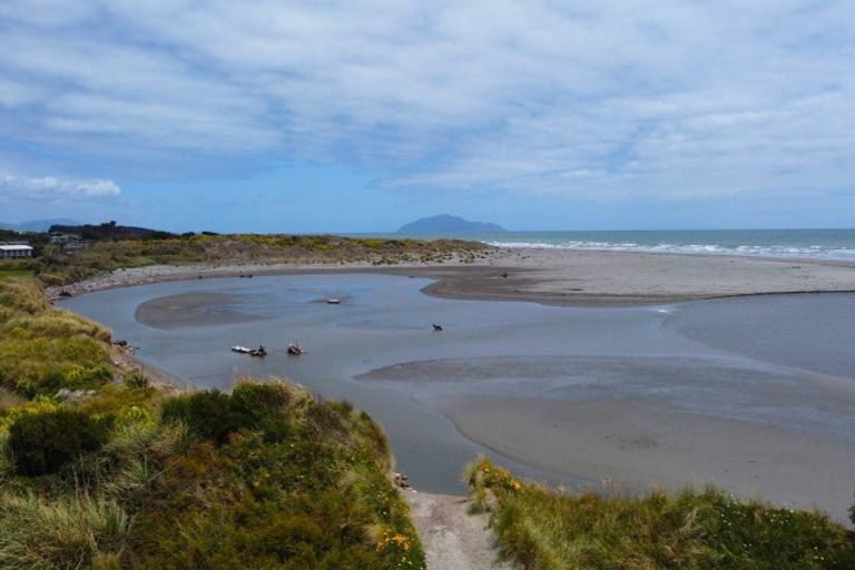 Photo of property in 30 Strathnaver Drive, Waikawa Beach, Manakau, 5573