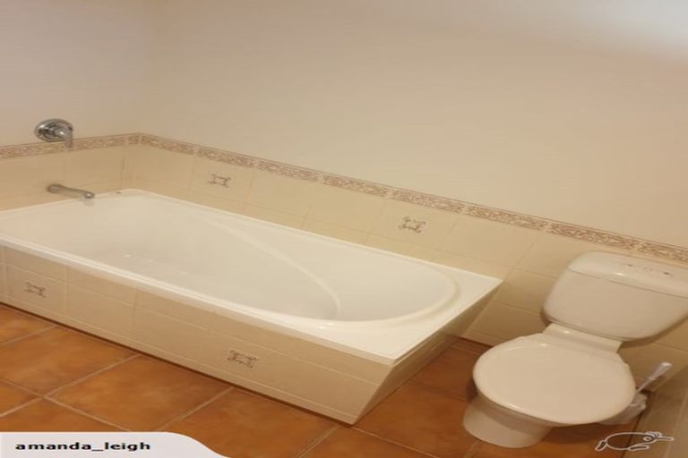 Photo of property in 87 Kauri Point Road, Laingholm, Auckland, 0604