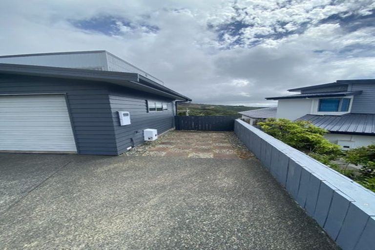 Photo of property in 61 Tamworth Crescent, Newlands, Wellington, 6037