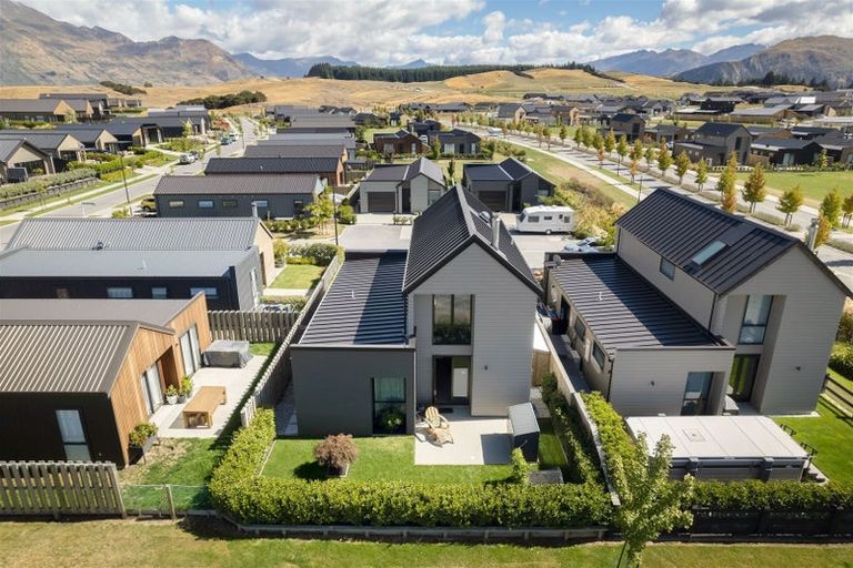 Photo of property in 4 Leaning Rock Lane, Wanaka, 9305