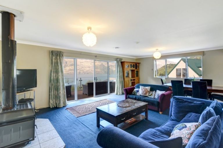 Photo of property in 2 Evergreen Place, Sunshine Bay, Queenstown, 9300