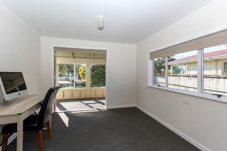 Photo of property in 11 Truby King Street, Merrilands, New Plymouth, 4312