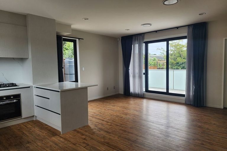 Photo of property in 22f Totaravale Drive, Totara Vale, Auckland, 0629