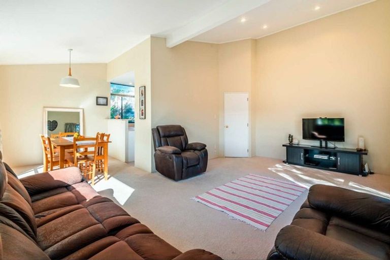 Photo of property in 2/41 Radiata Lane, Chatswood, Auckland, 0626