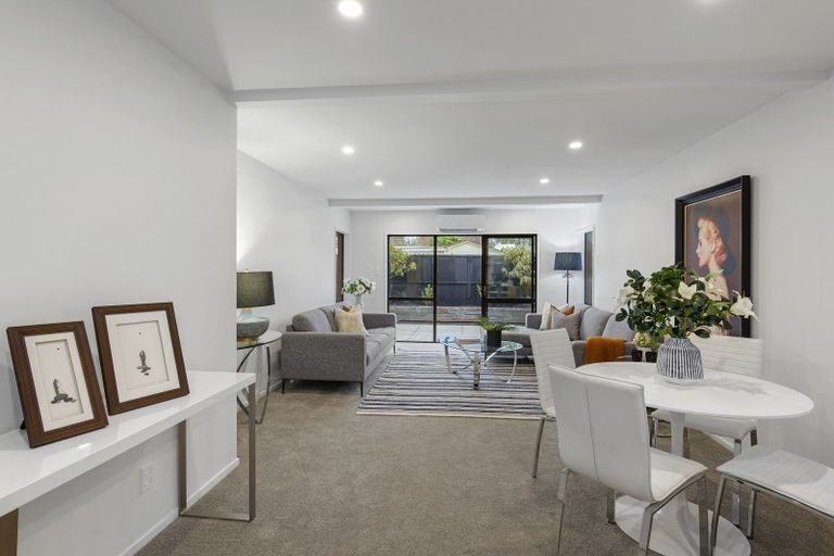 Photo of property in 2/49 Searells Road, Strowan, Christchurch, 8052