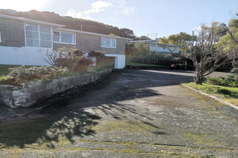 Photo of property in 5 Walnut Way, Maungaraki, Lower Hutt, 5010