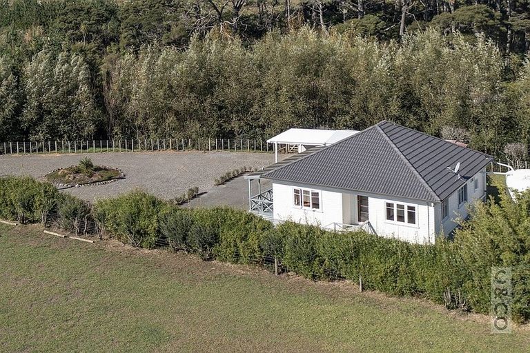 Photo of property in 231 Waitakere Road, Taupaki, Henderson, 0782
