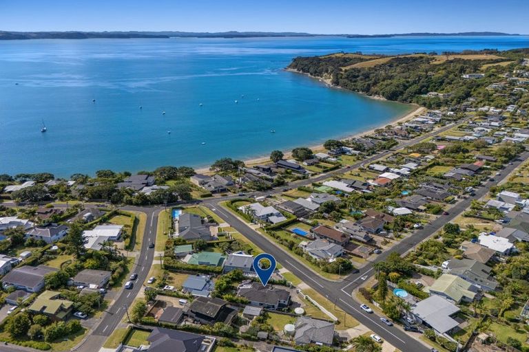 Photo of property in 6 Crown Road, Tindalls Beach, Whangaparaoa, 0930