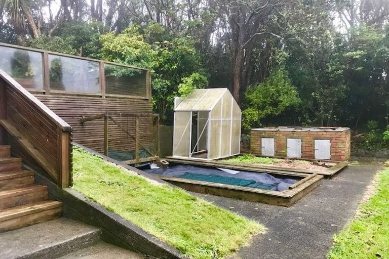 Photo of property in 15 Horokiwi Road West, Newlands, Wellington, 6037