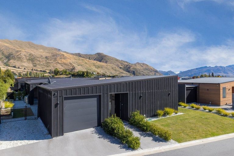 Photo of property in 3 Stackbrae Avenue, Wanaka, 9305