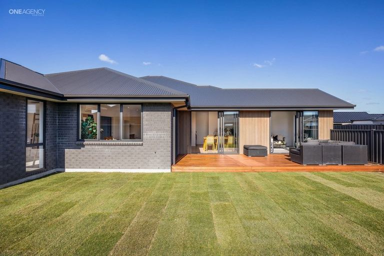 Photo of property in 6 Oakville Close, Rangiora, 7400