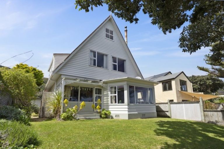 Photo of property in 24 Pukatea Street, Eastbourne, Lower Hutt, 5013