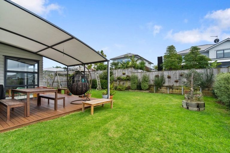 Photo of property in 16 Onekura Street, Red Beach, 0932