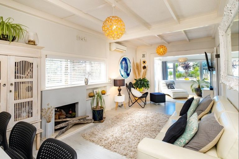 Photo of property in 102 Beach Road, Haumoana, 4102