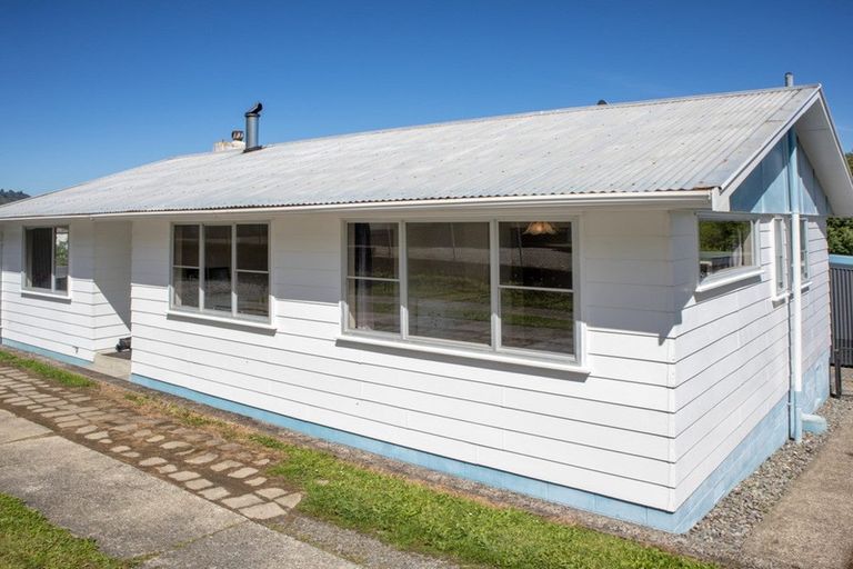 Photo of property in 75 Milton Terrace, Picton, 7220