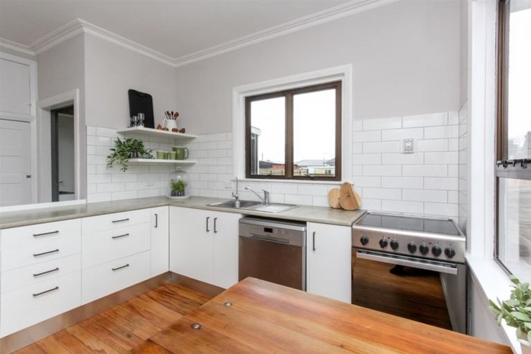 Photo of property in 21 Queens Road, Glen Avon, New Plymouth, 4312