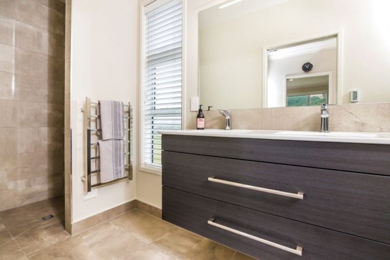 Photo of property in 1 Peregrine Place, Kinloch, Taupo, 3377