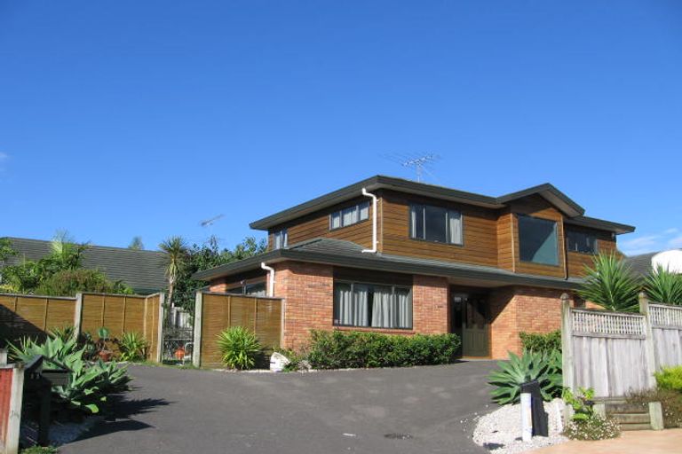 Photo of property in 11 Cayman Place, Unsworth Heights, Auckland, 0632