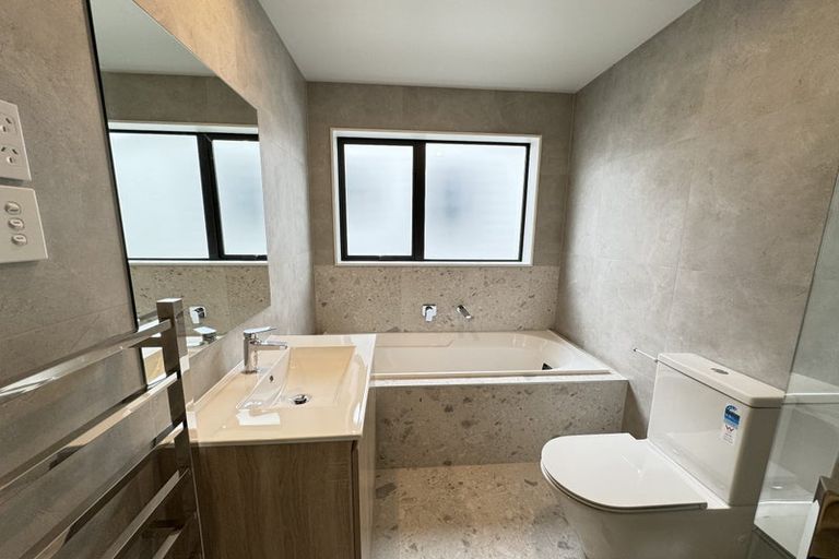 Photo of property in 1d Westall Road, New Lynn, Auckland, 0600