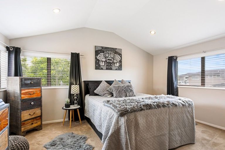 Photo of property in 16 Mural Place, Greenhithe, Auckland, 0632