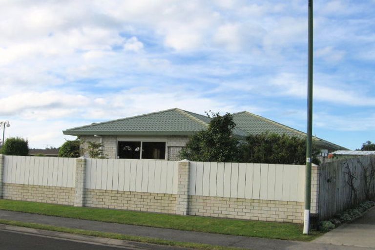 Photo of property in 6 Chalmers Close, Orewa, 0931