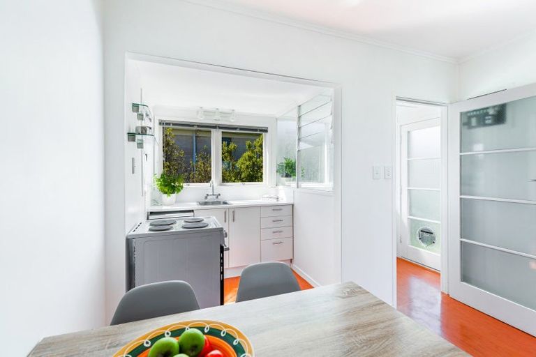 Photo of property in 2/18 Westwell Road, Belmont, Auckland, 0622