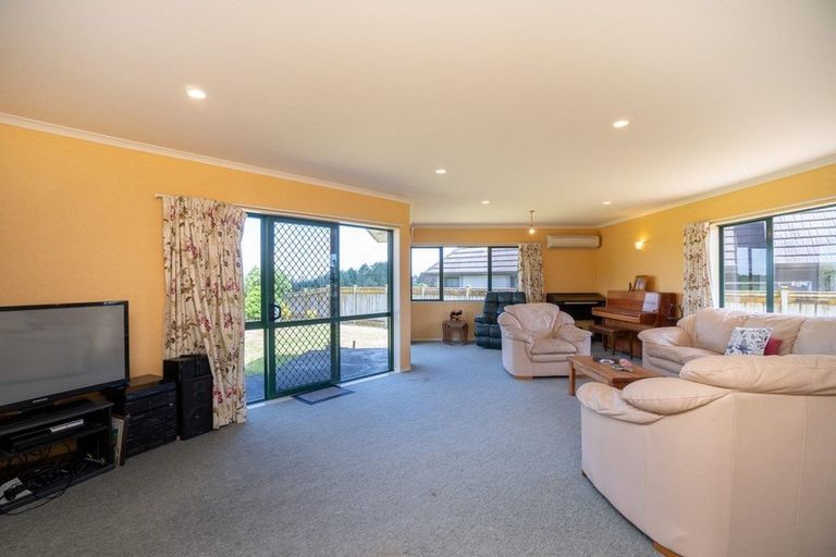 Photo of property in 140 Pacific Drive, Fitzherbert, Palmerston North, 4410