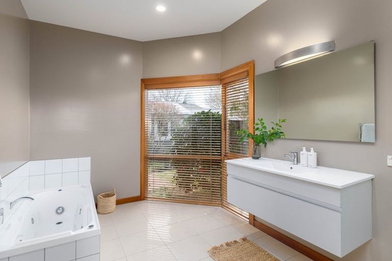 Photo of property in 33 Galway Avenue, Bryndwr, Christchurch, 8052