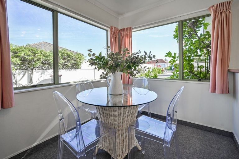 Photo of property in 2/239 Warwick Road, Mayfair, Hastings, 4122