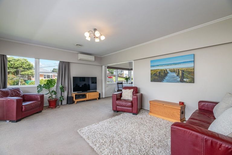 Photo of property in 40 Divich Avenue, Te Atatu South, Auckland, 0610