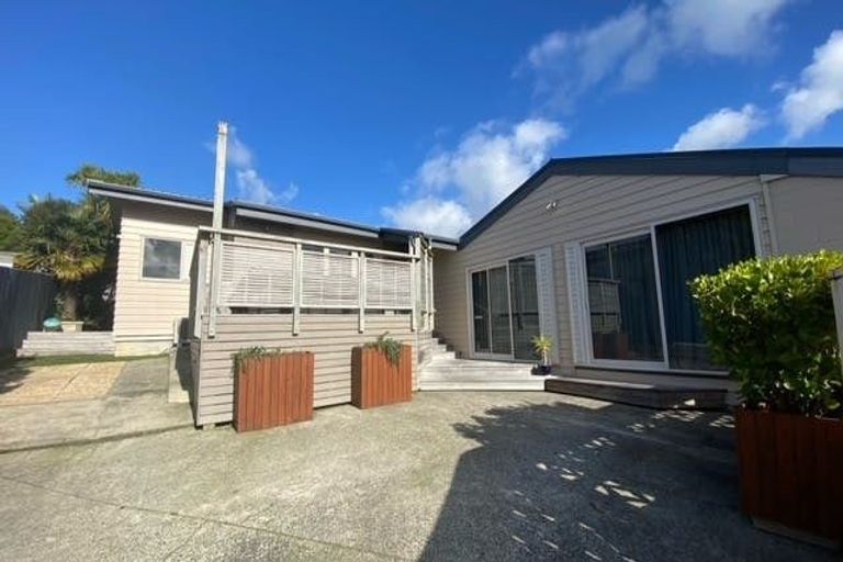 Photo of property in 4a Bemrose Place, Cockle Bay, Auckland, 2014