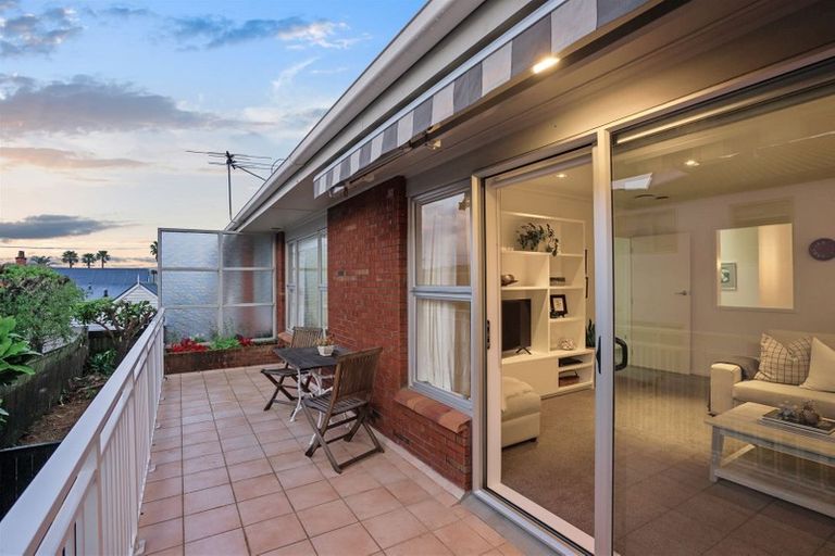 Photo of property in 2/14 Frieston Road, Milford, Auckland, 0620