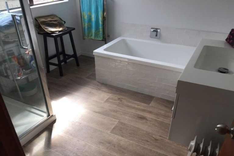 Photo of property in 1/130 Cliff View Drive, Green Bay, Auckland, 0604