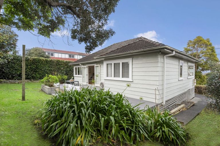 Photo of property in 1/12 Craigbank Avenue, New Lynn, Auckland, 0600