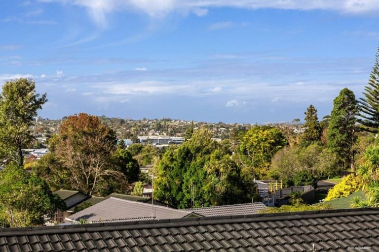 Photo of property in 2/10 Glenvale Place, Totara Vale, Auckland, 0629