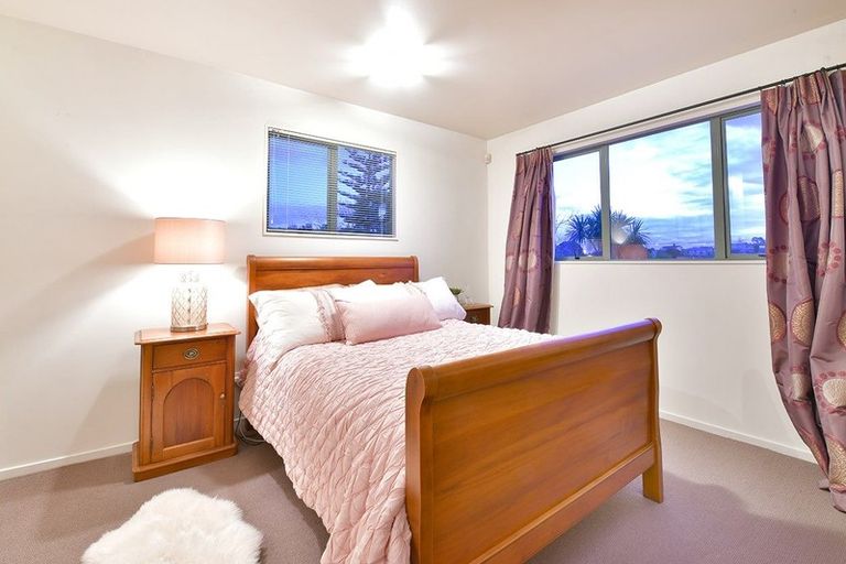Photo of property in 2/34 Selwyn Crescent, Forrest Hill, Auckland, 0620