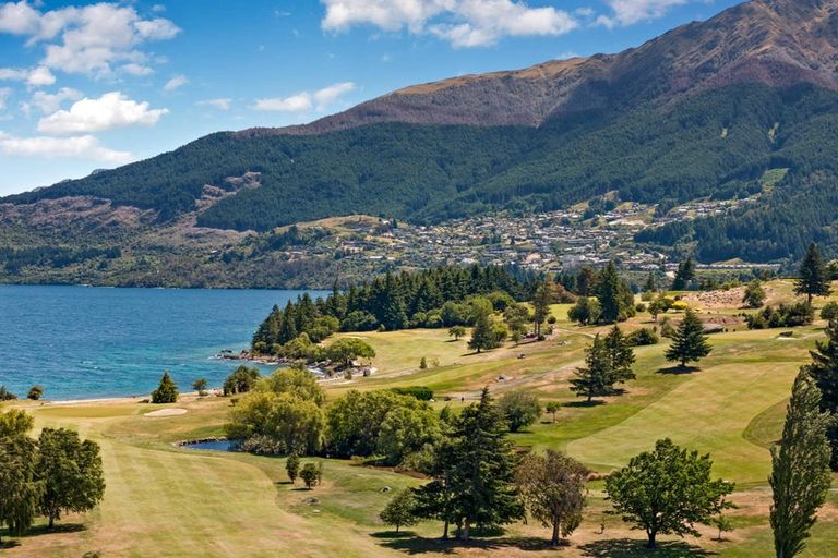 Photo of property in 8 Grove Lane, Kelvin Heights, Queenstown, 9300