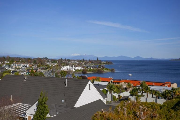 Photo of property in 12 Harvey Street, Waipahihi, Taupo, 3330