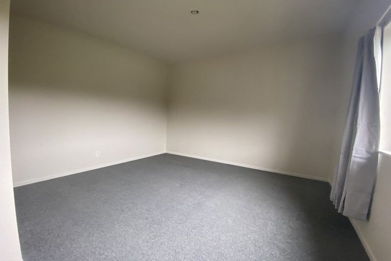 Photo of property in 2 Stella Grove, Newlands, Wellington, 6037