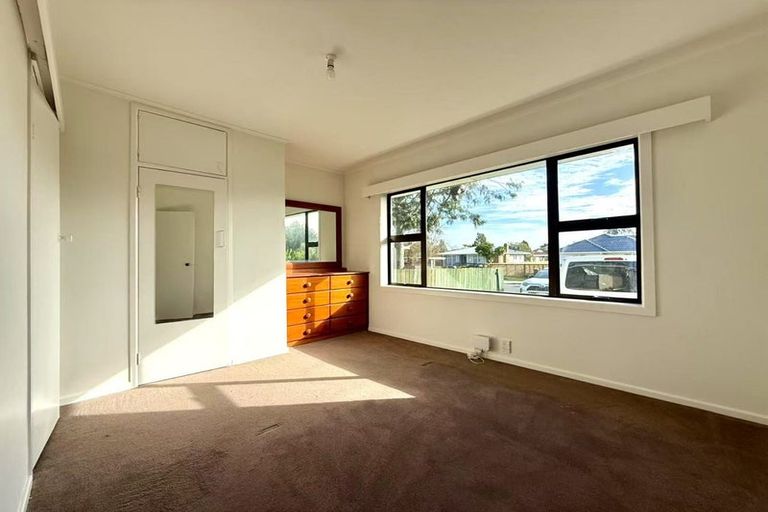 Photo of property in 6 Durham Street, Te Atatu Peninsula, Auckland, 0610