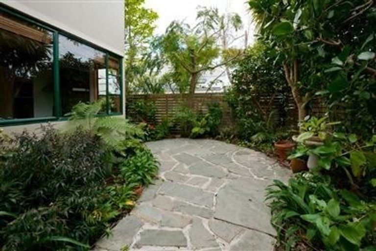 Photo of property in 2/15 Seacliffe Avenue, Belmont, Auckland, 0622