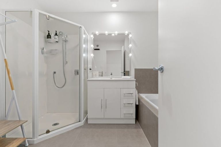 Photo of property in 16 Hakaro Way, Takanini, 2112